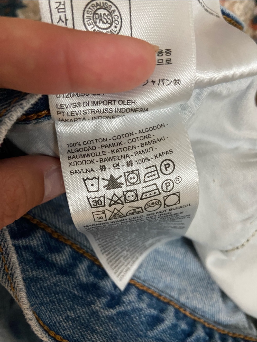Levi’s Premium Wedgie Fit Distressed Ankle Jeans - Picture 4 of 5